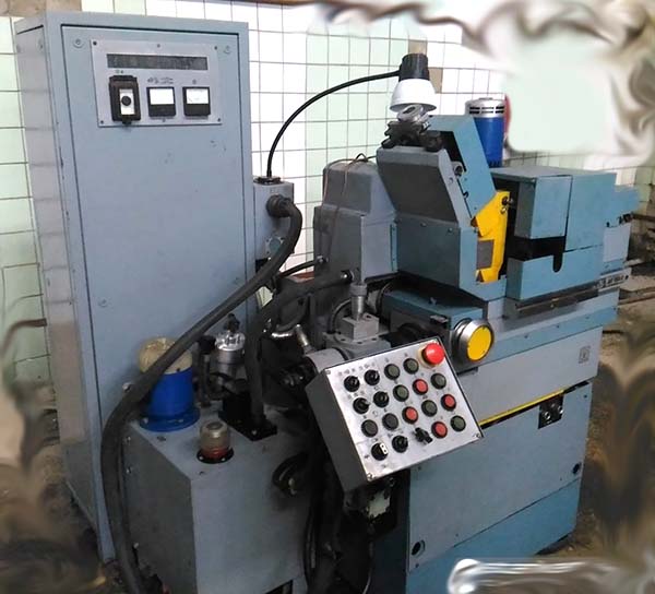 Загальний вигляд круглошліфувального верстата безцентрового 3Е180В Загальний вигляд круглошліфувального верстата безцентрового 3Е180В